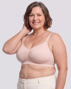 Soutien-gorge Halo MUE en rose poudré clair, porté de face, fronces centrales et bretelles fines réglables